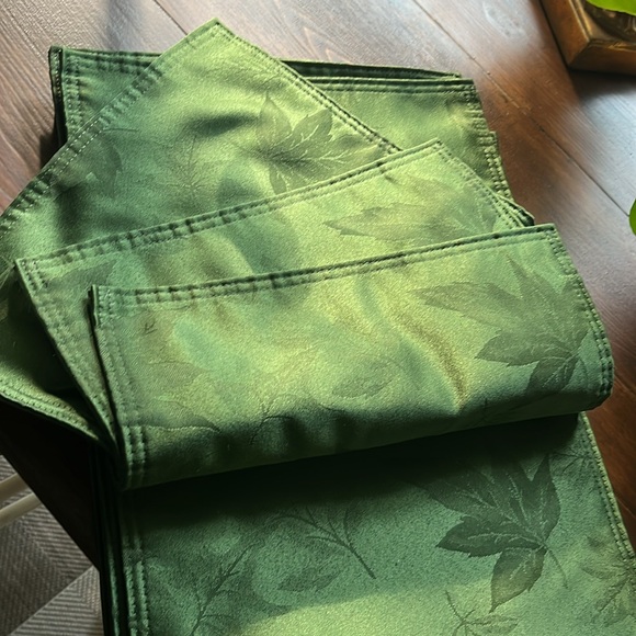 Set of 8 placemats in fall leaves olive/emerald green. - Picture 2 of 3